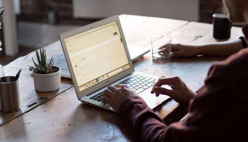 How Humans and AI Collaborate in Blog Content Writing